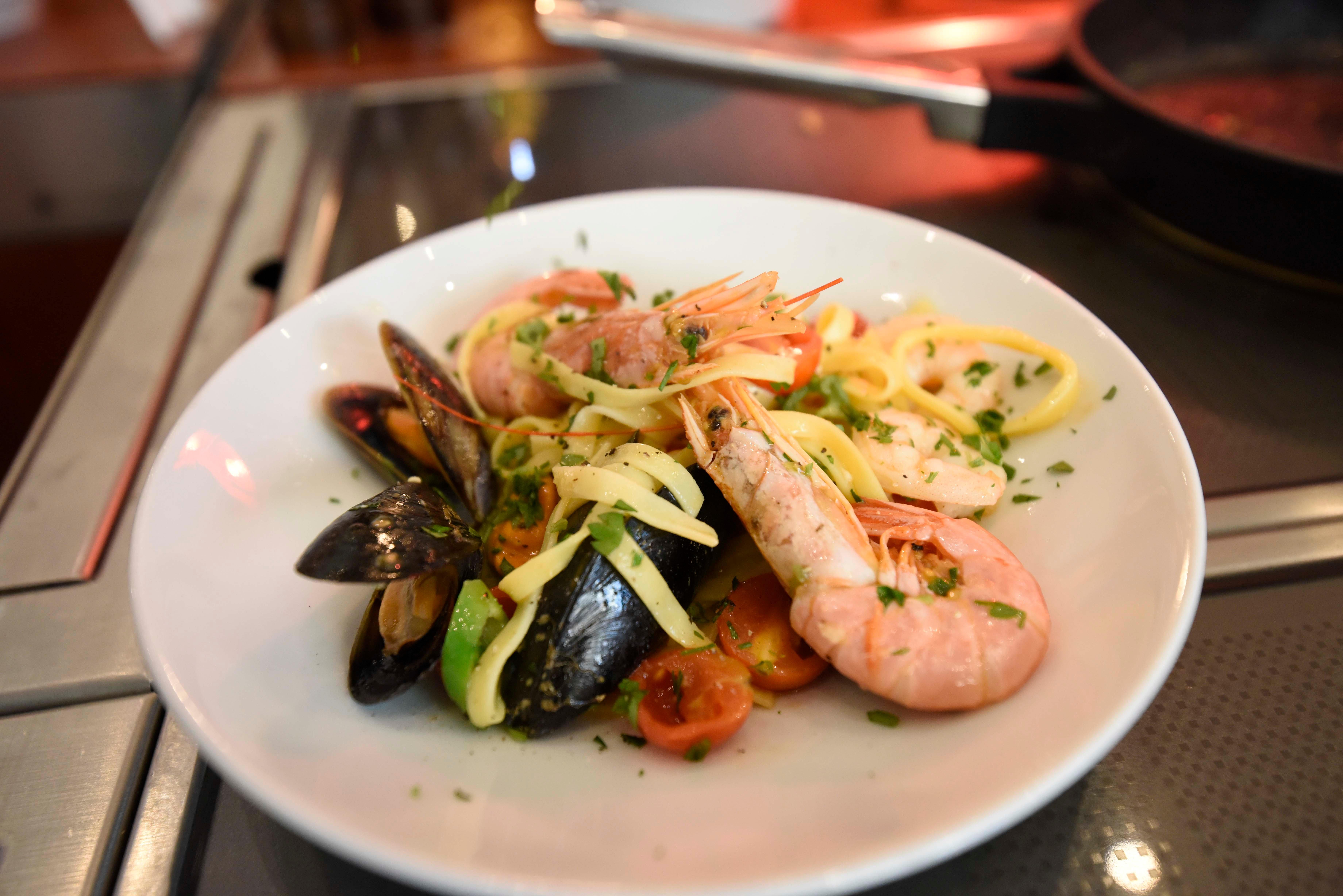 Grand Hotel Bucureşti Ngoại thất bức ảnh Seafood salad