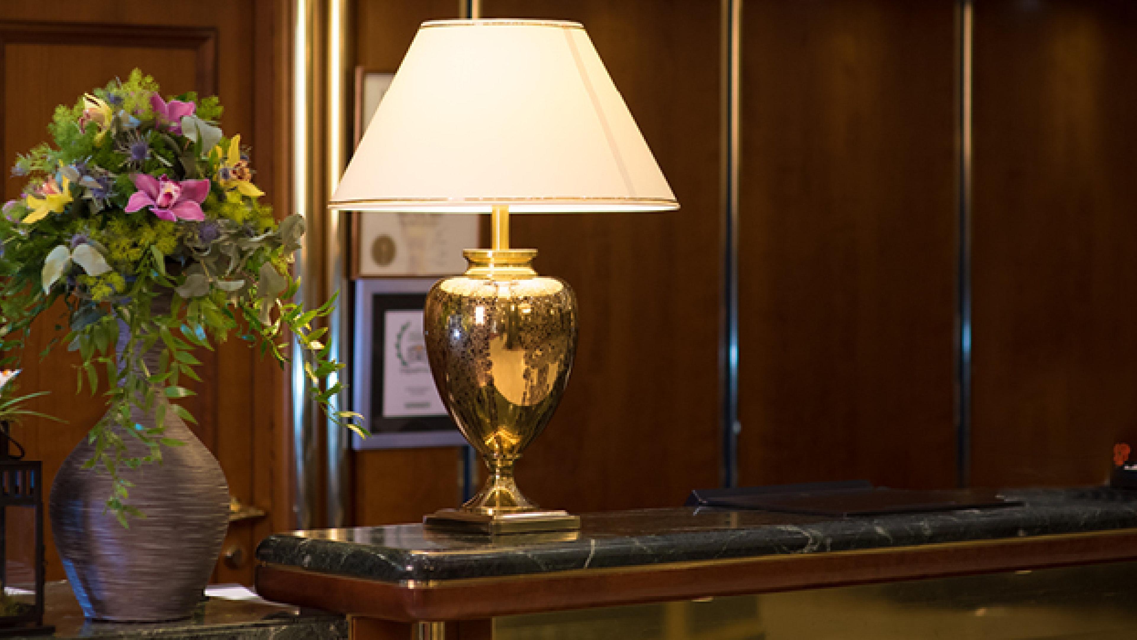 Grand Hotel Bucureşti Ngoại thất bức ảnh A table lamp
