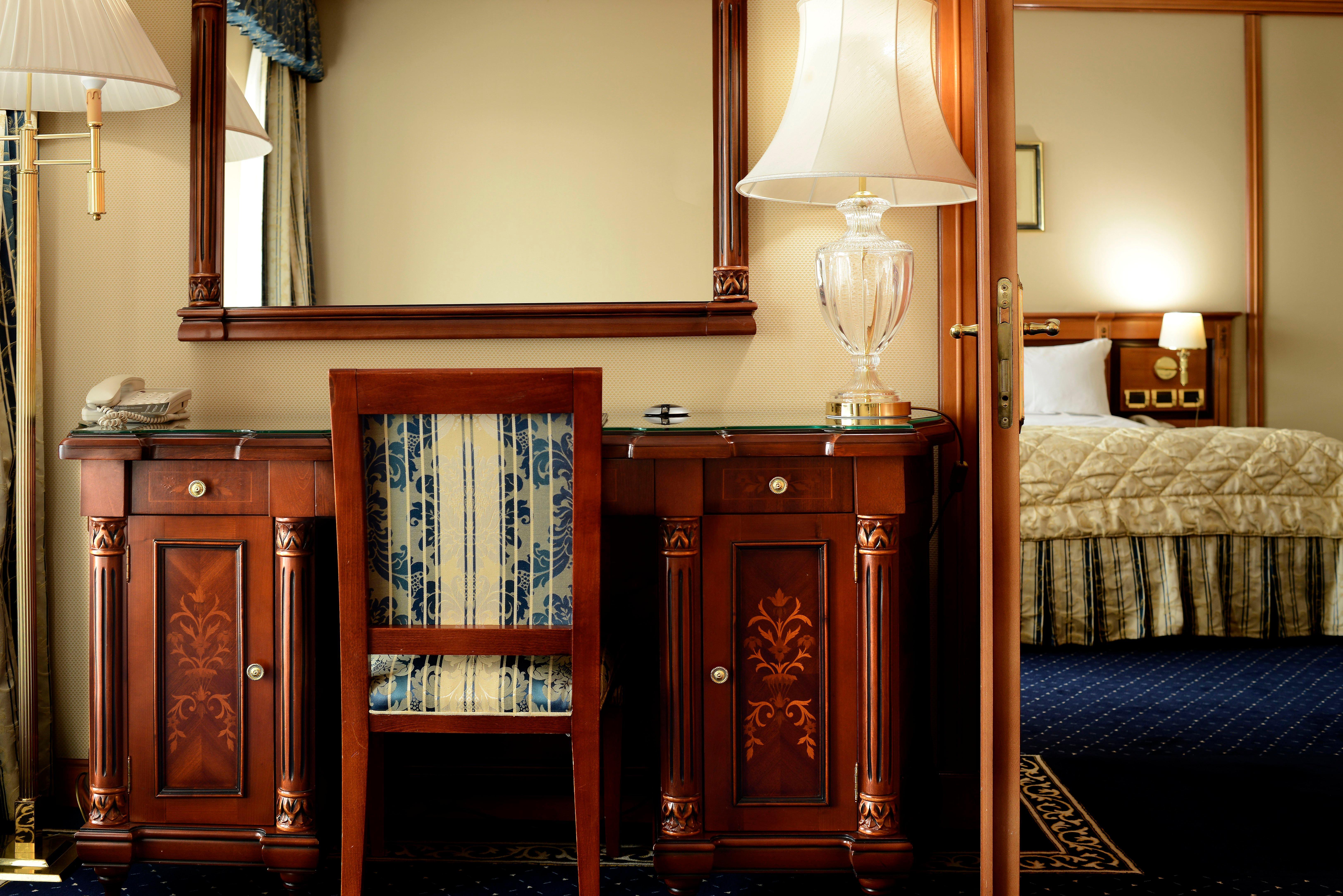 Grand Hotel Bucureşti Ngoại thất bức ảnh A room in the hotel