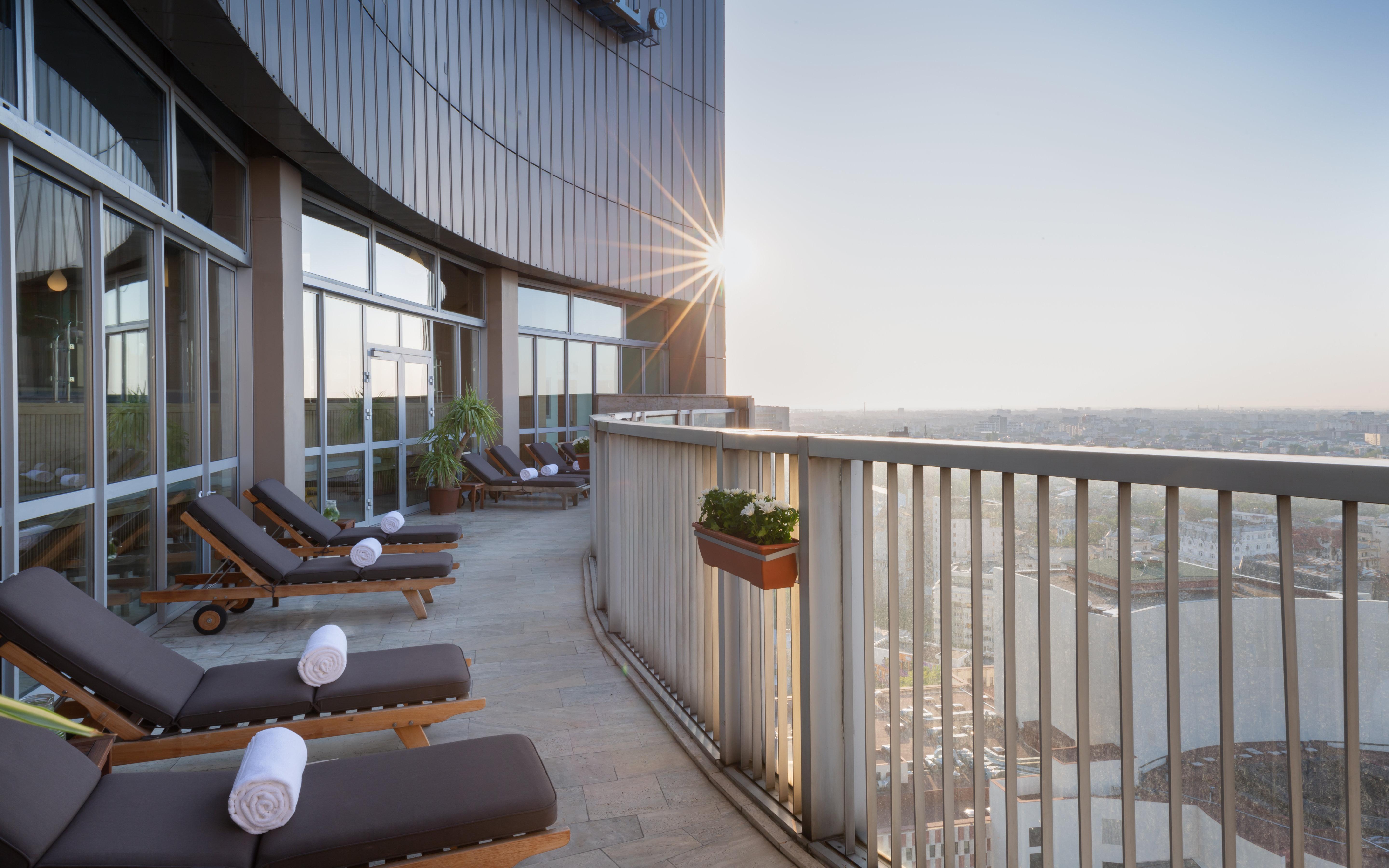 Grand Hotel Bucureşti Ngoại thất bức ảnh The rooftop pool at The Ivy Hotel