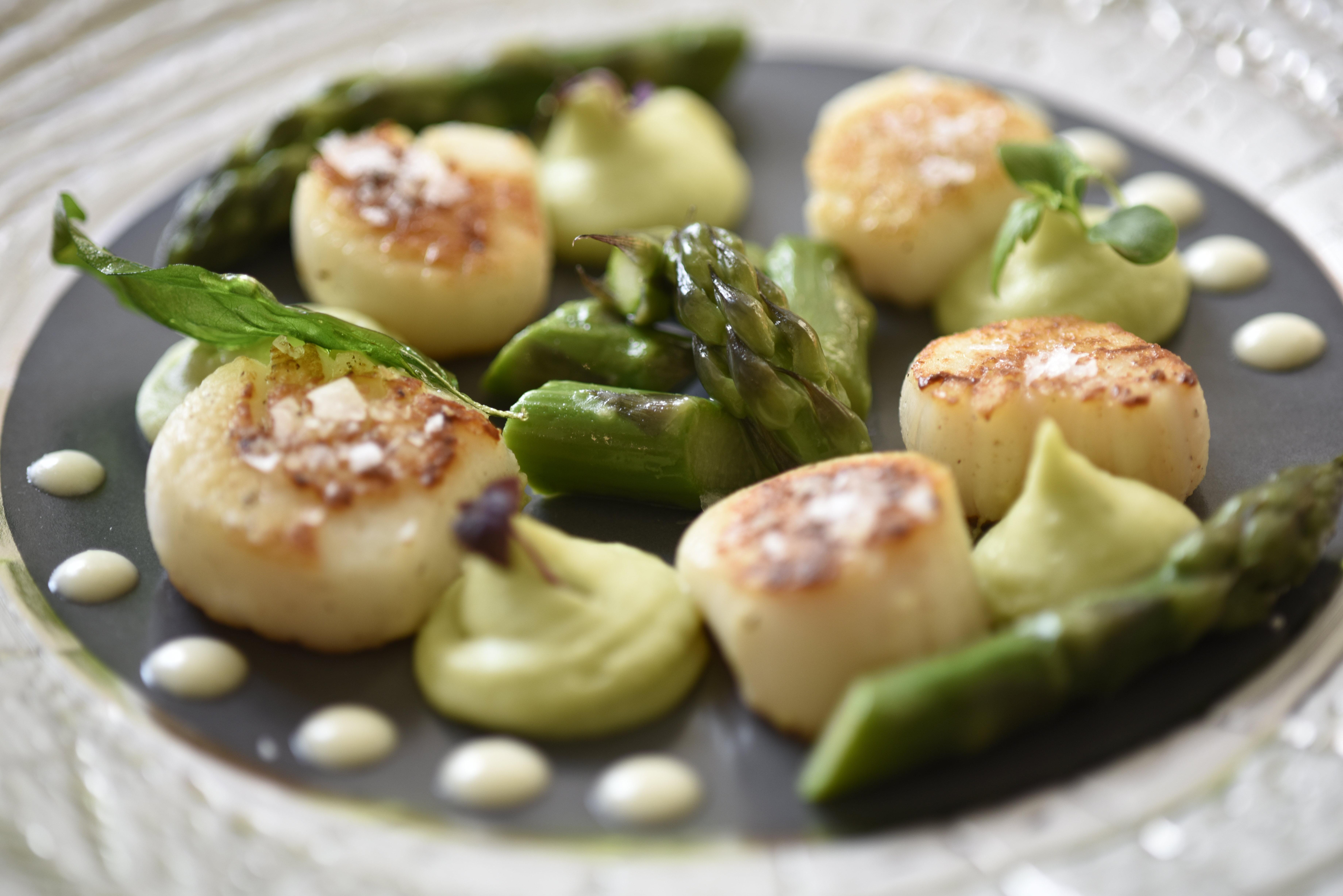 Grand Hotel Bucureşti Ngoại thất bức ảnh Scallops with asparagus and artichokes