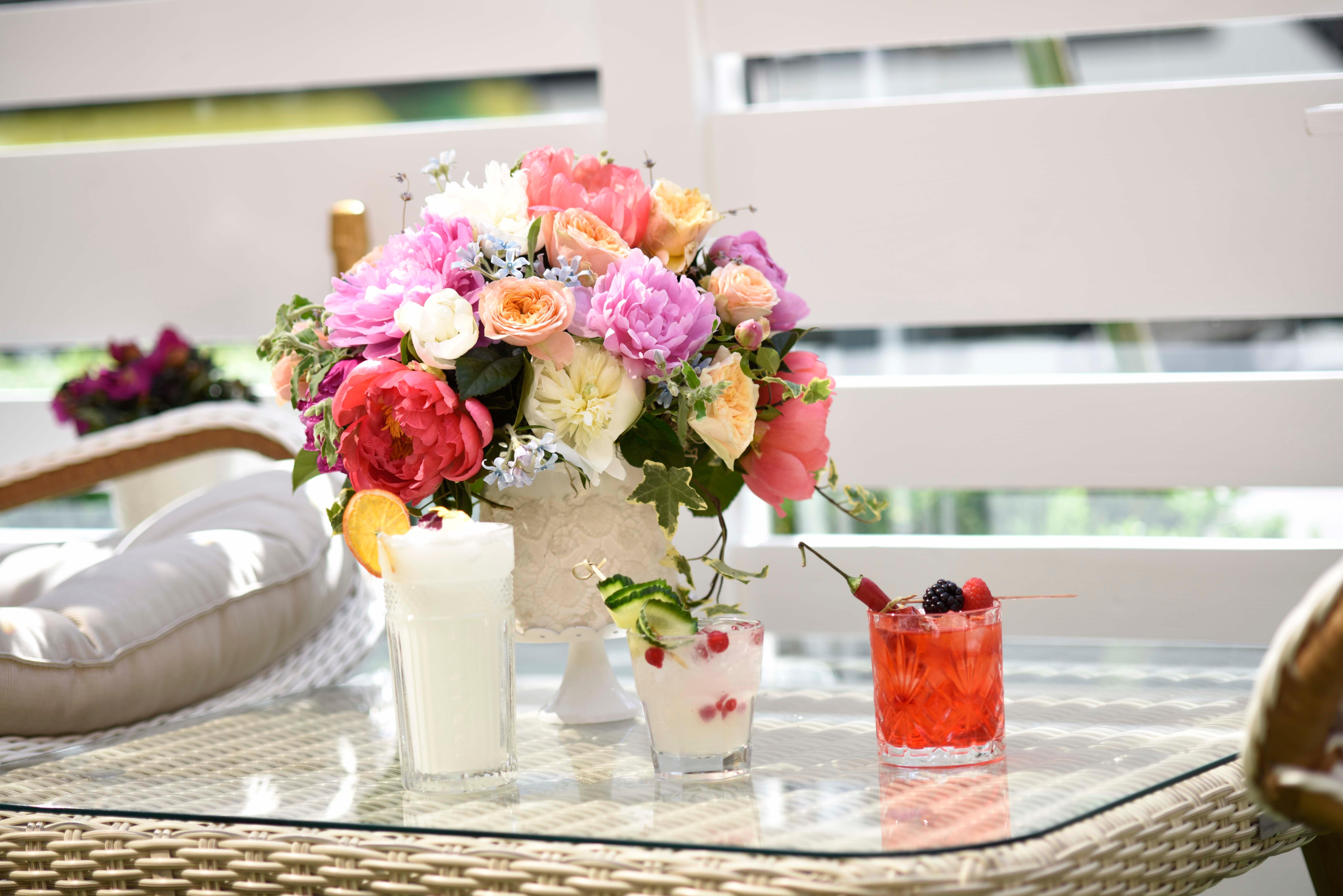 Grand Hotel Bucureşti Ngoại thất bức ảnh A bellini (right) and a spritz (left)