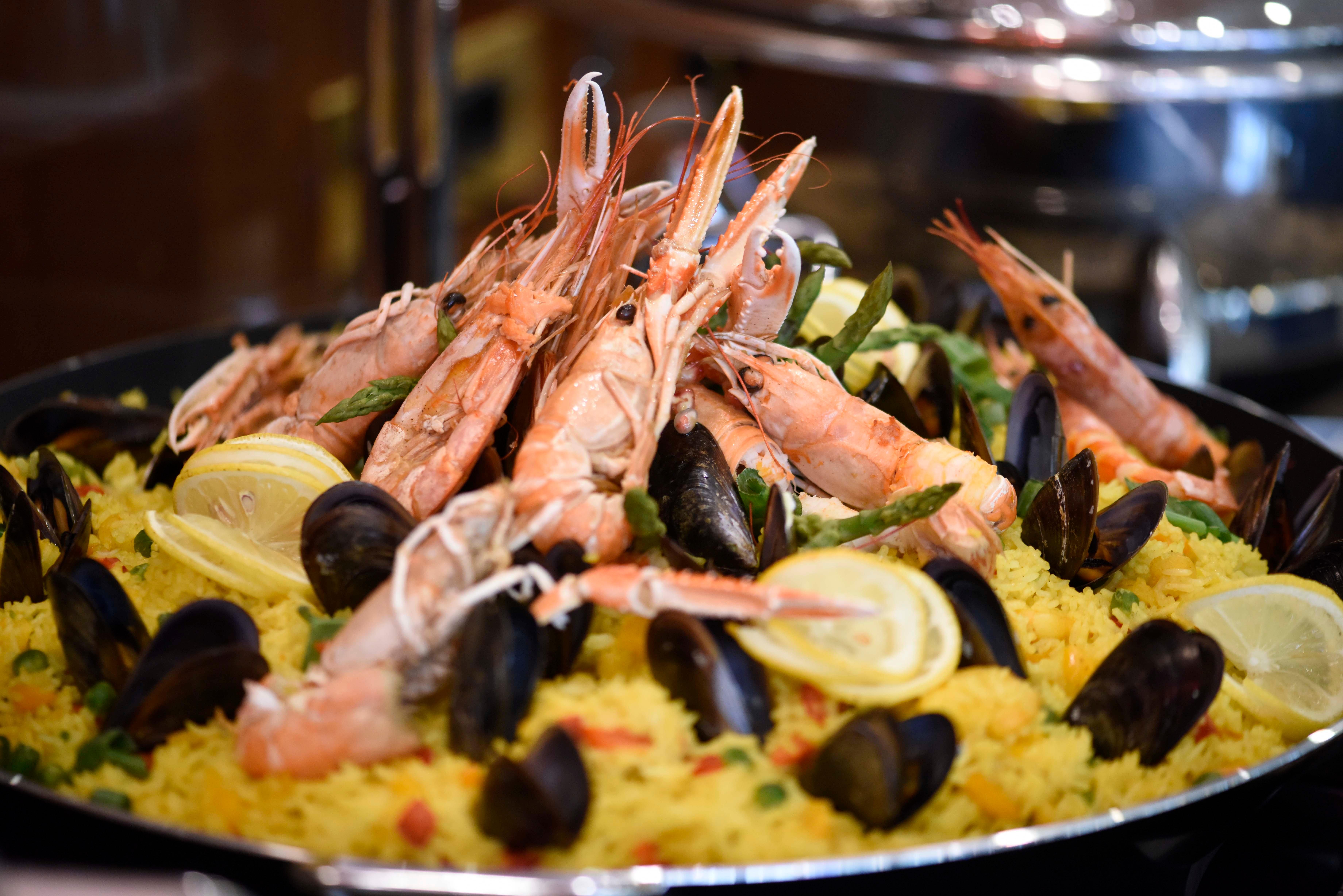 Grand Hotel Bucureşti Ngoại thất bức ảnh Seafood paella