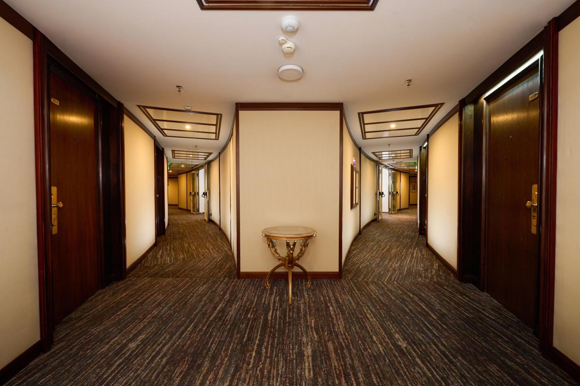 Grand Hotel Bucureşti Ngoại thất bức ảnh A corridor in a hotel