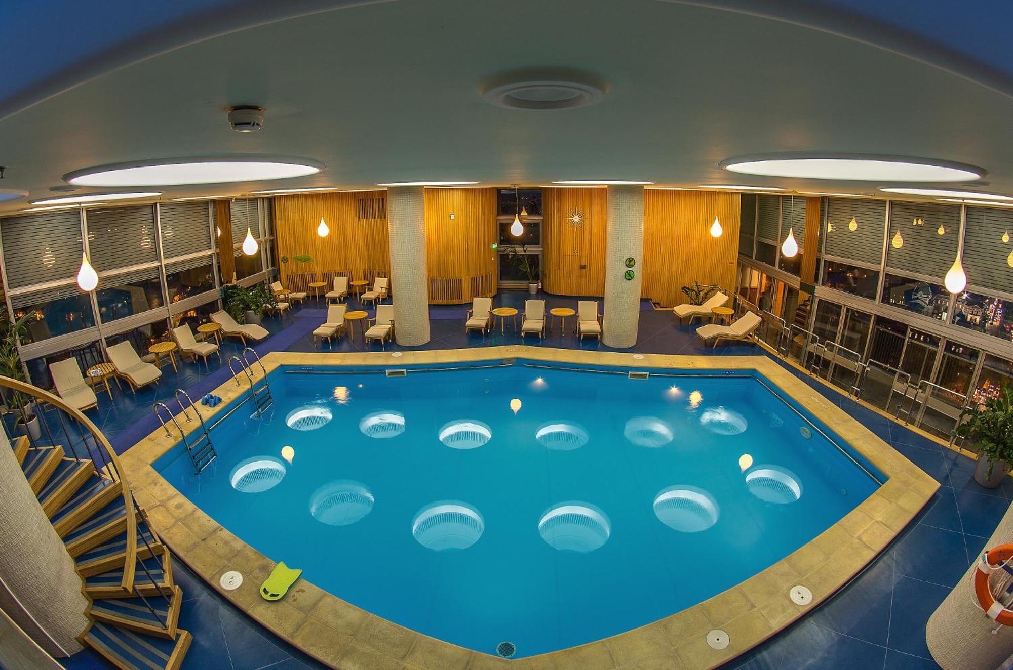 Grand Hotel Bucureşti Ngoại thất bức ảnh The swimming pool at the hotel