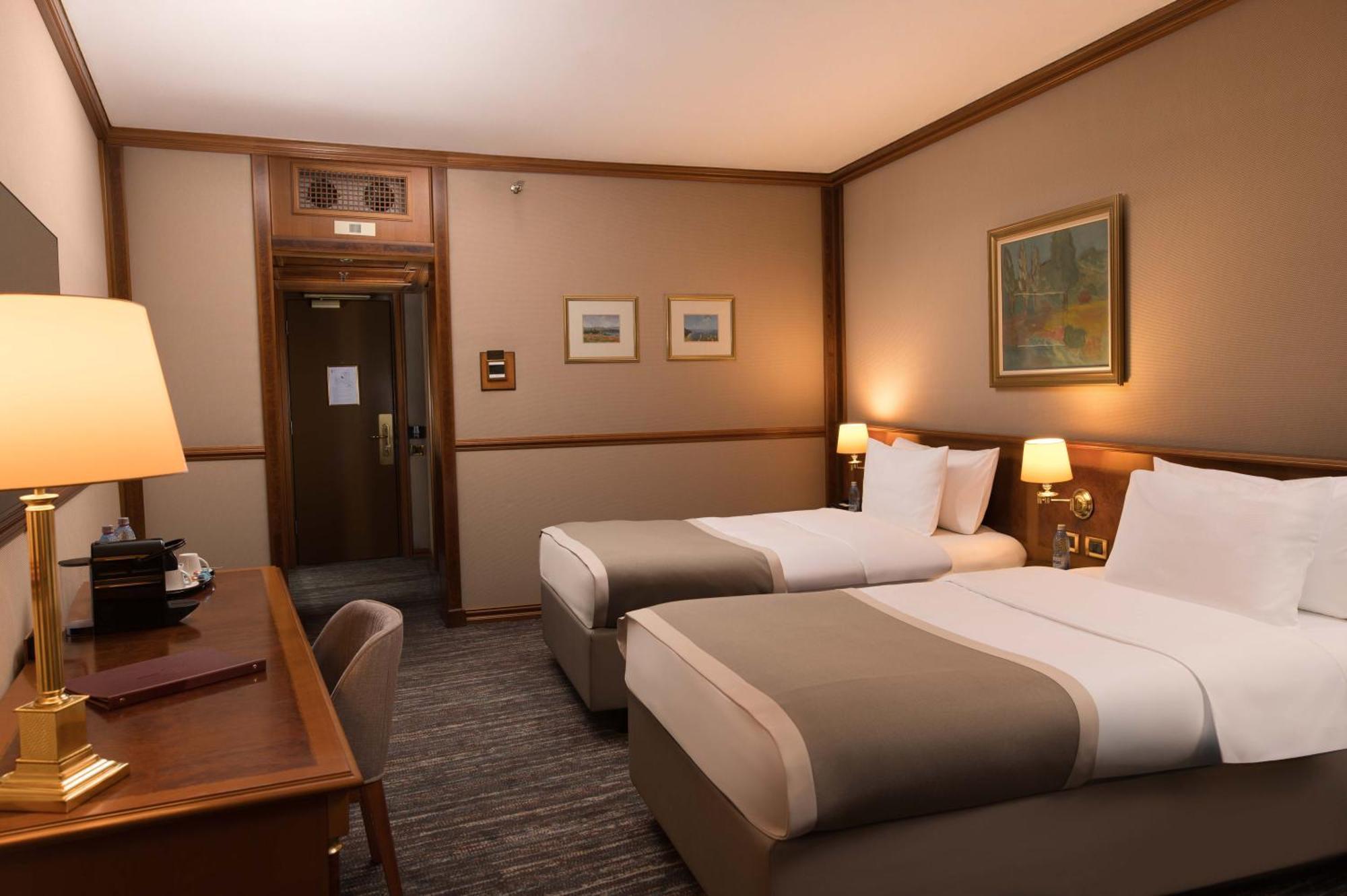 Grand Hotel Bucureşti Ngoại thất bức ảnh A room at the hotel