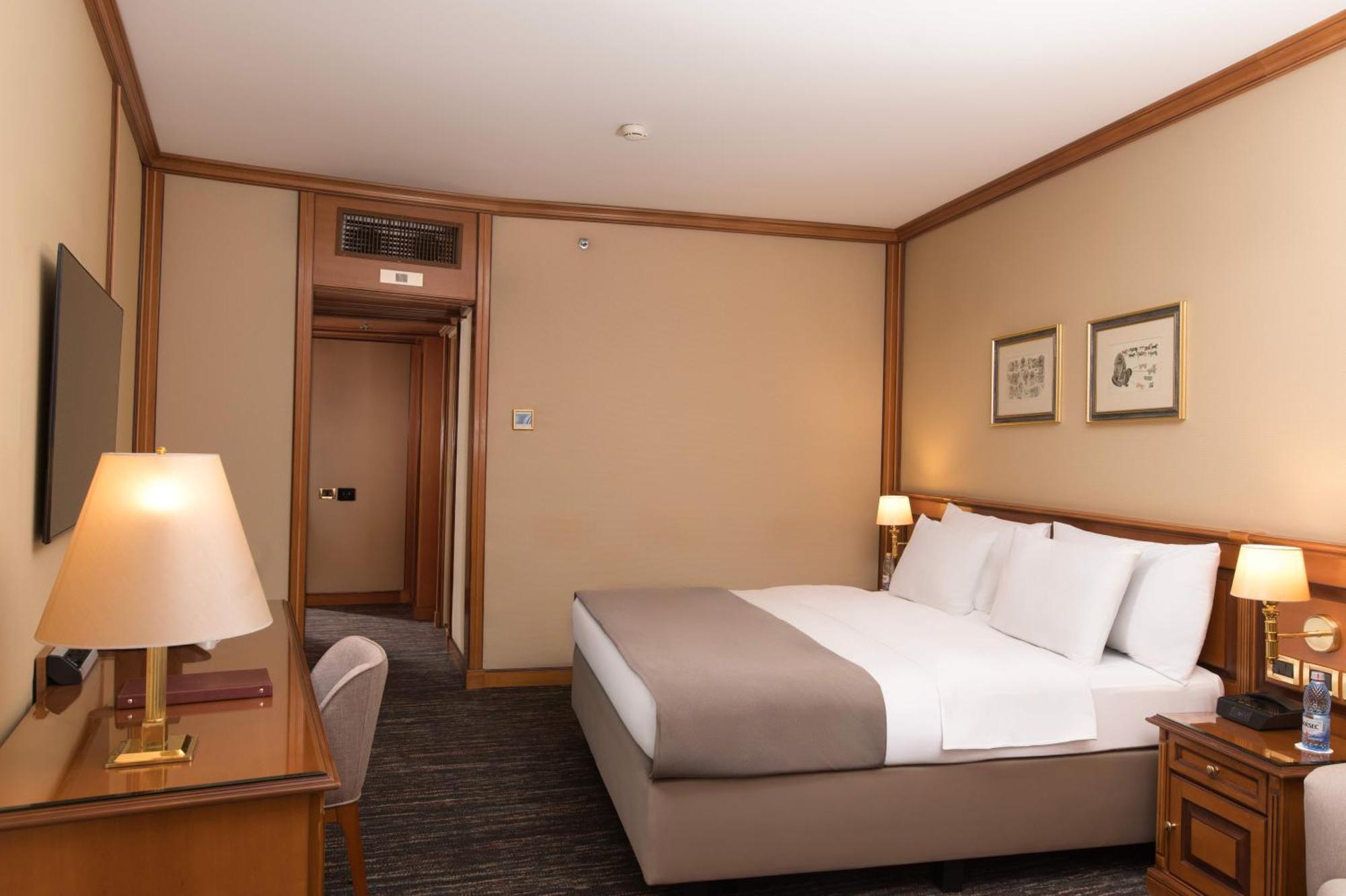 Grand Hotel Bucureşti Ngoại thất bức ảnh A room at the hotel