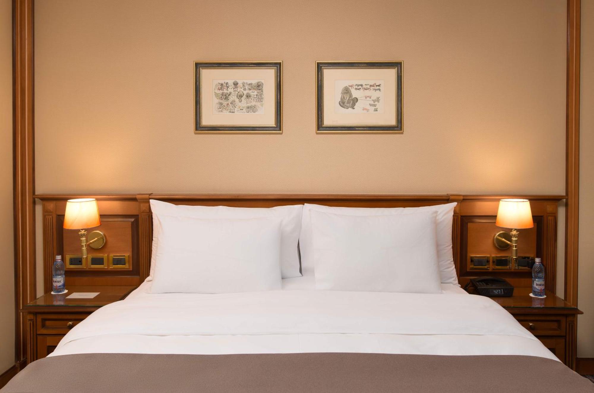 Grand Hotel Bucureşti Ngoại thất bức ảnh A bed